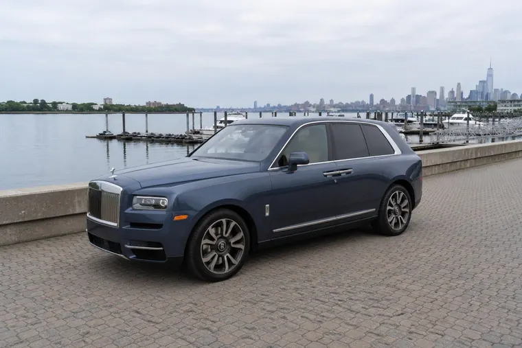 A Rolls-Royce Cullinan parked on the waterfront with the Manhattan skyline behind it